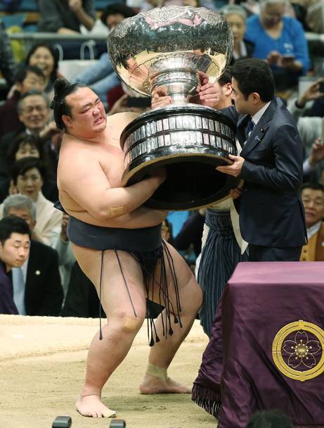 Osaka, gran torneo di sumo. Cerimonia di premiazione (Afp)